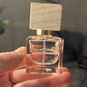 Trendig parfym från Rituals - Snygg parfym från Rituals i stilren flaska med trälock. Perfekt för dig som vill ha en modern och fräsch accessoar på hyllan. Volym och ingredienser syns ej på bilderna.