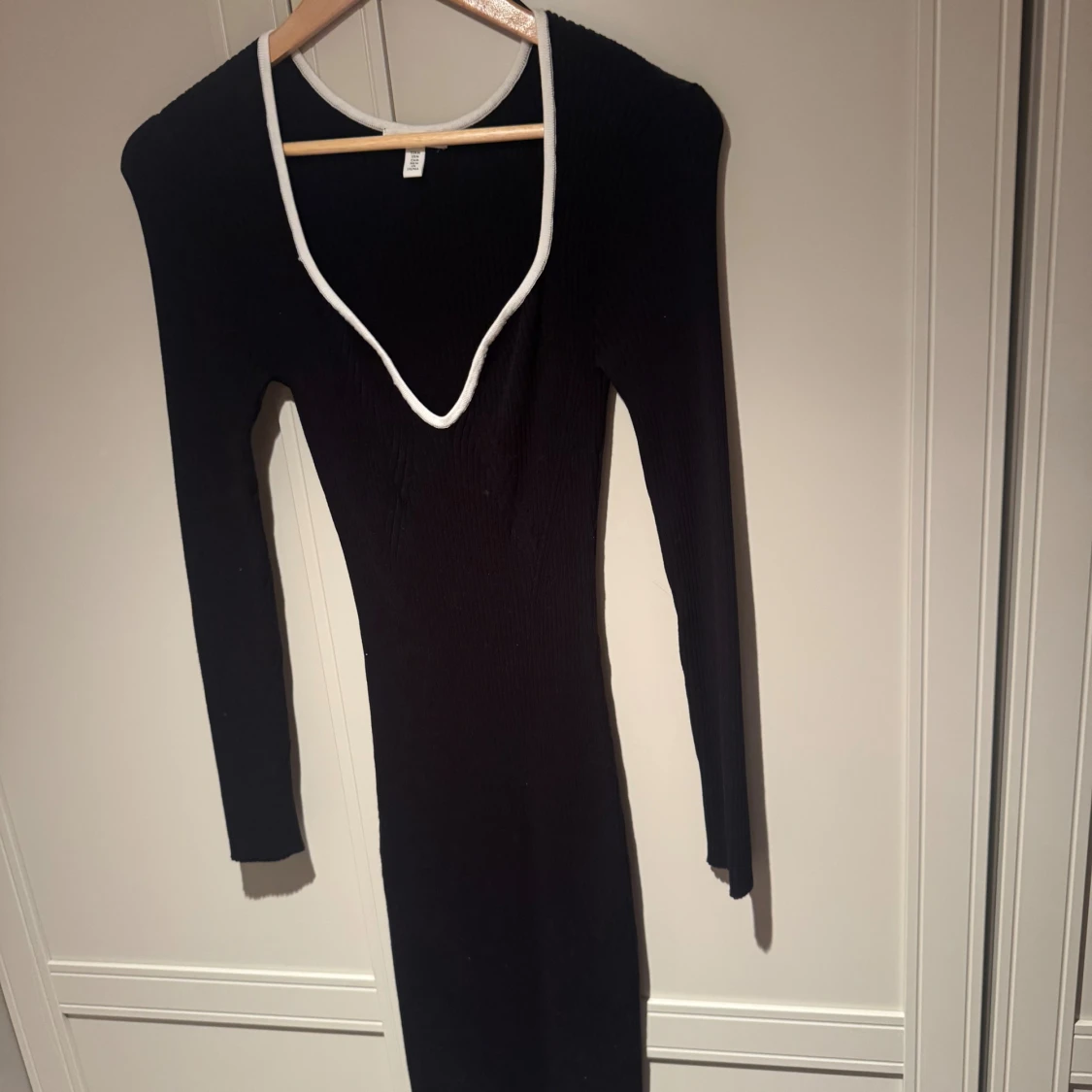 Svart ribbad långklänning med vit kant (Mama) - 1