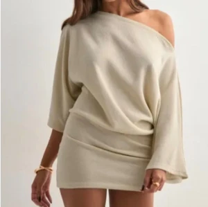 Effortless poncho dress - Snygg beige kortklänning från nelly💖 säljer då den inte kommer till så mycket användning, endast använd ca 2 gånger! Pris BÖRJAR på 300, kan gå upp samt ner pvg intresse