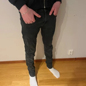 Replay anbass 29/32 - Nu säljer vi ett par riktigt feta Replay anbass i storleken 29/32! Skick:10/10! För mer info,bilder eller priser, så är det bara att höra av sig!