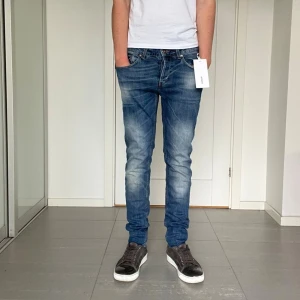 Dondup George Jeans  - Säljer nu dessa snygga Dondup George jeans, skriv för fler bilder/frågor🙌🏼