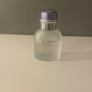 Dolce & Gabbana Light Blue Herr - Dolce & Gabbana Light Blue Pour Homme Eau de Toilette, 40 ml. En klassisk herrparfym i smidig storlek, perfekt för dig som vill ha en stilren och modern doft i vardagen. Ca 25-30ml kvar. 