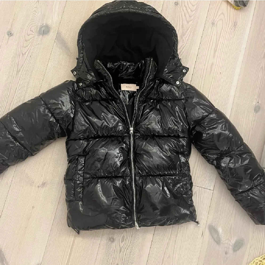 Svart glansig pufferjacka från Nelly - 2