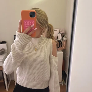 Tröja med hål på axlarna - Super fin tröja som itne används, storlek xxs men passar mig som har xxs-s🥰