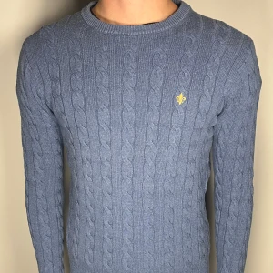 Kabelstickad Morris tröja - Säljer en riktigt snygg och trendig kabelstickad Morris tröja i fint skick, storlek S, vid frågor är det bara att skriva //Gramenti