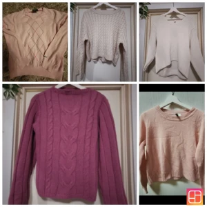Fem stickade tröjor i rosa och beige - Fem stickade tröjor i olika nyanser av rosa och beige. Flera har kabelstickat mönster och en har ett diskret rutmönster framtill. Alla har rund hals och långa ärmar, perfekta för kyliga dagar. Snygga att matcha med jeans eller kjol.
