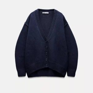 Mörkblå stickad kofta från Zara - Mysig mörkblå stickad kofta, ordpris: 559kr