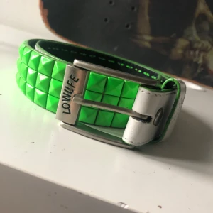 Nitbälte Neongrönt - Fett bälte med nitar scene kid final bozz bra skick worn fåtal gången köp de bah