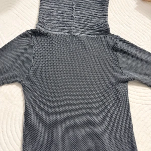 Grå stickad hoodie med struktur - Säljer en grå stickad hoodie med snygg struktur och ribbad huva. Tröjan har lång ärm och är perfekt för dig som gillar en avslappnad men stilren look. Passar lika bra till jeans som till mjukisbyxor.