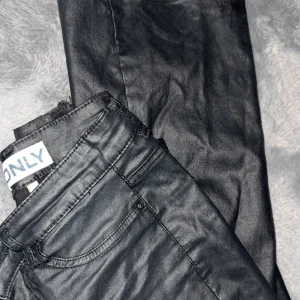 Svarta bootcut ”skinn” byxor från ONLY - Svarta ”skinn” byxor, köpta på bubbelroom men märker only, skulle säga att det är medelhög midja, strlk xs, nypris 499💕💕