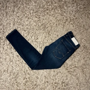 Replay anbass hyperflex jeans slim fit herr grisch laidback w31 - Replay anbass hyperflex jeans i slim passform. Mycket bra skick, inga  defekter. Storlek W31. Postas samma dag som köp eller dagen därpå🙌💯
