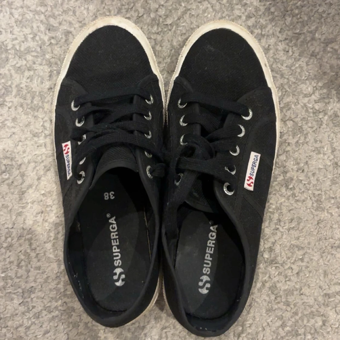 Svarta Superga sneakers strl 38