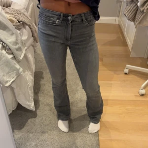 Grå bootcut jeans från ONLY - grå jeans från ONLY med bootcut passform och klassisk femficksdesign. Jeansen har en högre midja och raka ben med lätt utsvängning nedtill. Materialet är mjukt och stretchigt denim.💗