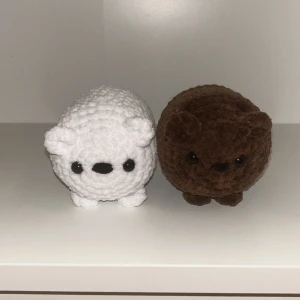 Virkad björn 🐻  - Söt handgjord gosedjurs björn! 🐻🐻‍❄️                                          På bilderna ser ni exempel på två olika färger, men kan även göra i andra färger.                              80kr/st                                                                             Ca 10x7 cm. Säljer liknande fast små också!            Säljer fler virkade saker och tar gärna beställningar 🫰🏼🤍🤎