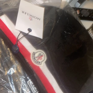 Moncler mössa  - En mössa med röd vit svart färg passar fint