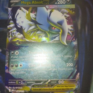Mega Absol EX - Coolt och glittrande Pokémonkort med Mega Absol EX! Perfekt för samlare och spelare som vill boosta sin lek med en kraftfull och sällsynt kort. Korten är i fint skick och har snygg design som sticker ut i samlingen.