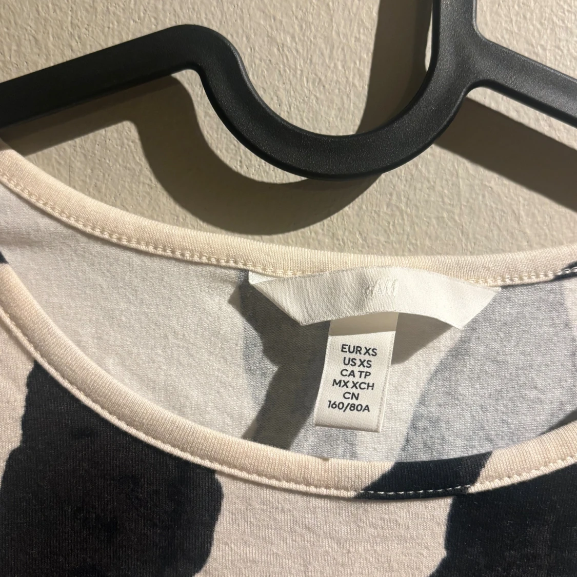 Svartvit puffärmad topp från H&M XS - 2