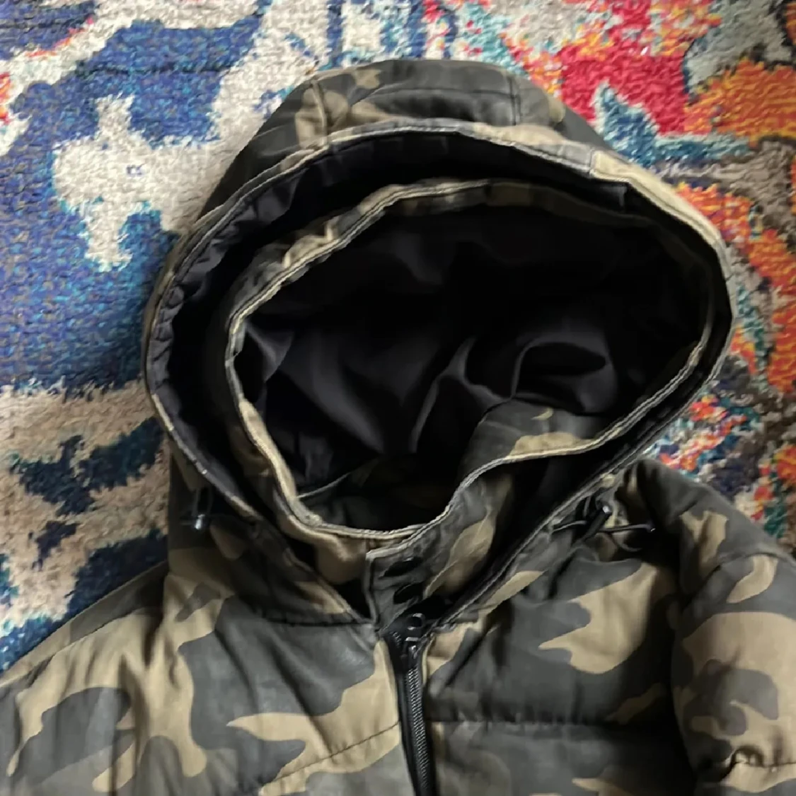 Camouflage pufferjacka från Zara