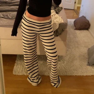 Lågmidjade vida byxor  - Jättefina lågmidjade byxor i stickat material. Aldrig använda med prislappen kvar!