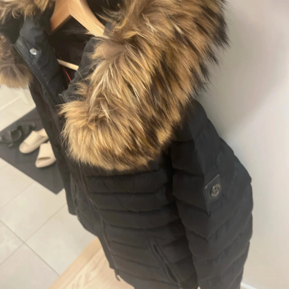 Svart dunjacka med päls från Hollies - 1