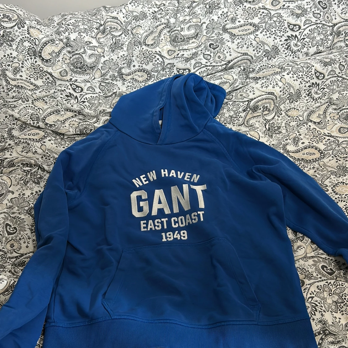 Blå hoodie från GANT med tryck - 1