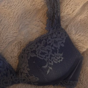 mörkblå spets-bh från intimismi 75C - Super snygg å skön bh från intimismi som är sparsamt använd, köpt i somras. Säljer då den inte passar 