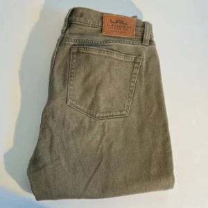 Ralph Lauren Jeans - Säljer ett par sköna, snygga och unika par ralph lauren jeans! Sitter ungefär som M eller 30/32 i jeans storlek. Nypris ca 2000 kr