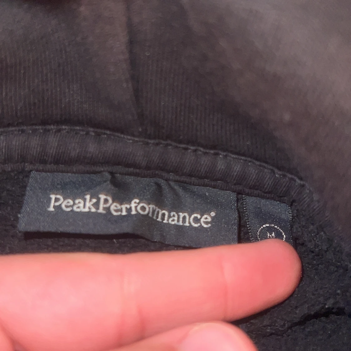 Svart hoodie Peak Performance med dragkedja - 3