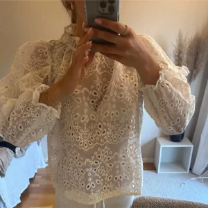 Blus Neo noir  - Blus med hålbroderi från NEO NOIR 🥹