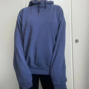 Oversized marinblå unisex hoodie  - oversized hoodie i marinblå färg med huva och snörning. Perfekt för att mysa hemma eller hänga med kompisar. Materialet känns mjukt och skönt mot huden.
