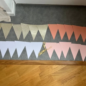 Banderoll - Banderoll med guldigt snöre där du själv väljer vilken ordning och vimplar du vill använda, oanvänd!