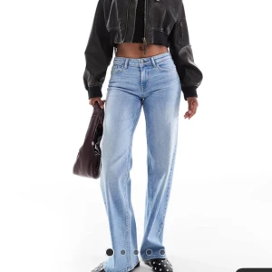 ONLY - Judy - jeans med vida ben och låg midja  - Helt nya och oanvända jeans från ASOS. W33 L32. Nypris 399kr. Säljer även likadana jeans i mörkblå och svart. Hör av er för fler bilder!