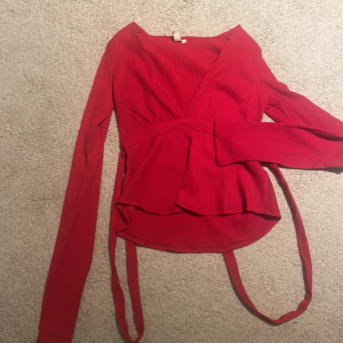 Röd omlottblus med knytband