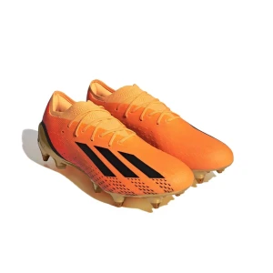 Adidas orange fotbollsskor med guld - Säljer ett par grymma fotbollsskor från Adidas i en riktigt snygg orange färg med svarta ränder på sidan. Skorna har snörning och en låg profil, samt en guldig platt sula med dobbar för extra grepp på planen. Ovandelen är i syntetmaterial för lätt känsla och bra passform.