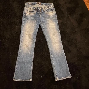 Blåa lågmidjade bootcut jeans - Från LTB, knappt använda, innerbenslängden- ca75cm, midjemåttet- ca38cm, säljs då dom inte kommer till användning, storlek 28/30, de är ganska stretchiga. Bara att skriva vid fler frågor🙏