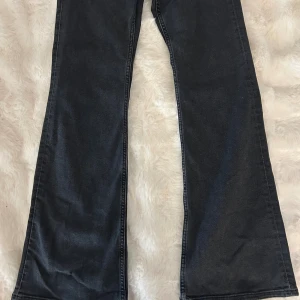 Svarta bootcut jeans från hm  - Säljer mina svarta bootcut jeans från hm som jag köpte i februari detta året men som nu blivit för små! Har använt ett fåtal gånger och är endast lite skrynkliga! Tvättar och stryker innan postning!❤️