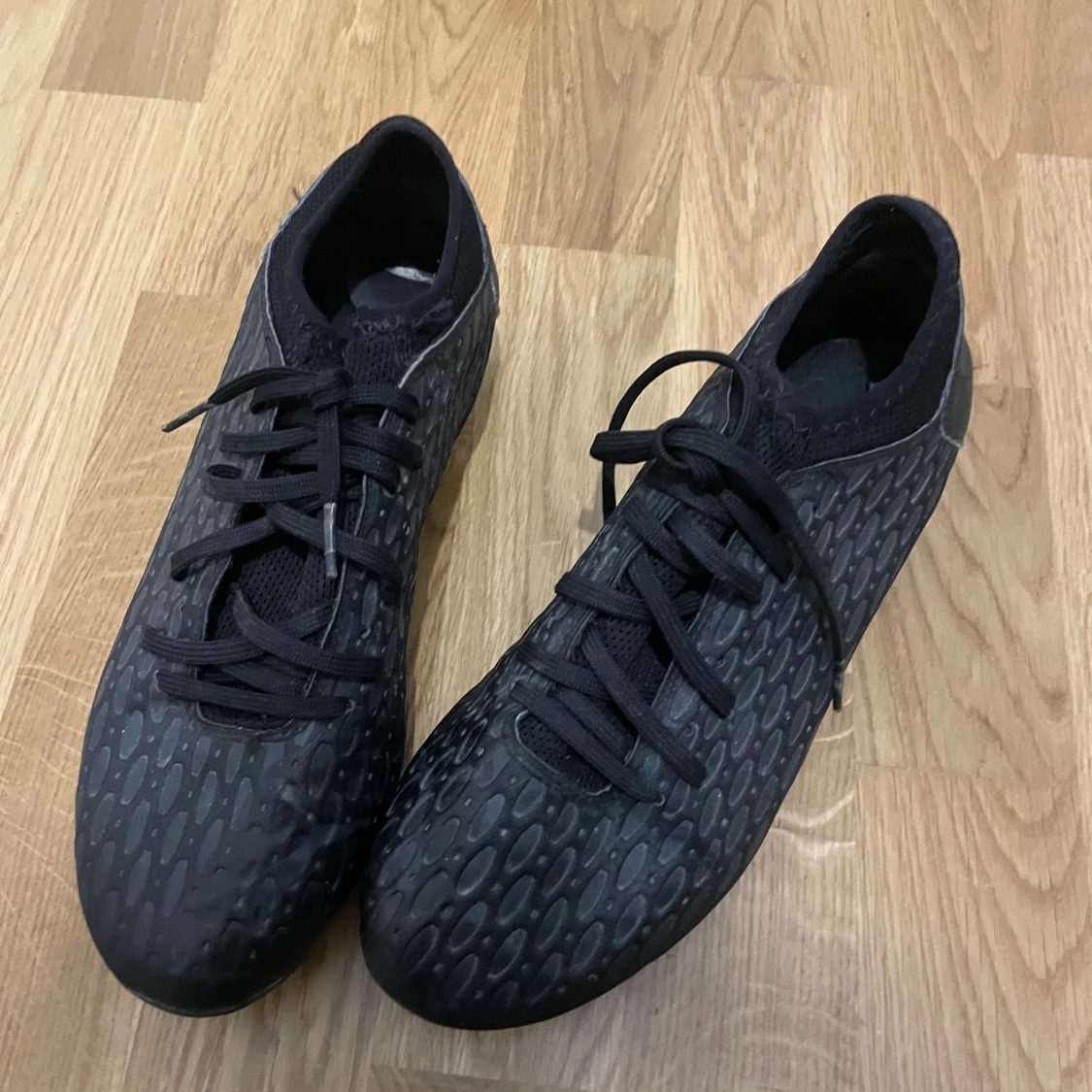 Svarta fotbollsskor med mönster - 1