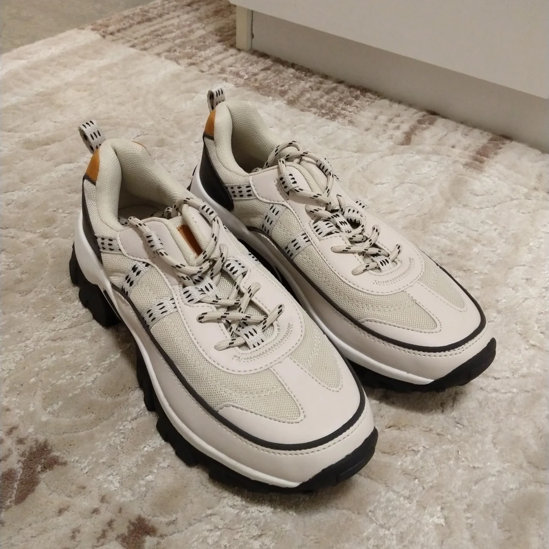 Chunky beige sneakers