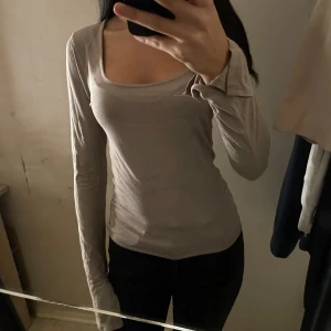 Beige långärmad topp - En fin topp, som tyvärr är lite för stor för mig!