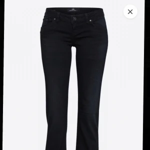 Svarta bootcut jeans från LTB, 25/32 - Säljer ett par Nattblå jeans från LTB i modellen Valerie, storlek 25/32. De har låg midja och bootcut. Pris kan diskuteras💕