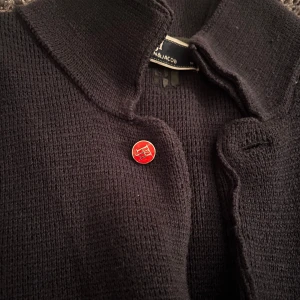 Hansen & Jacob tröja - Säljer min blåa Hansen & Jacob cardigan/tröja. Jättebra skick, nästan oanvänd. Går jättebra att vika ner kragen med.