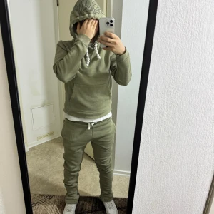 Syna World tracksuit - Säljer ett fint kvalité på Syna World tracksuit. Storlek S