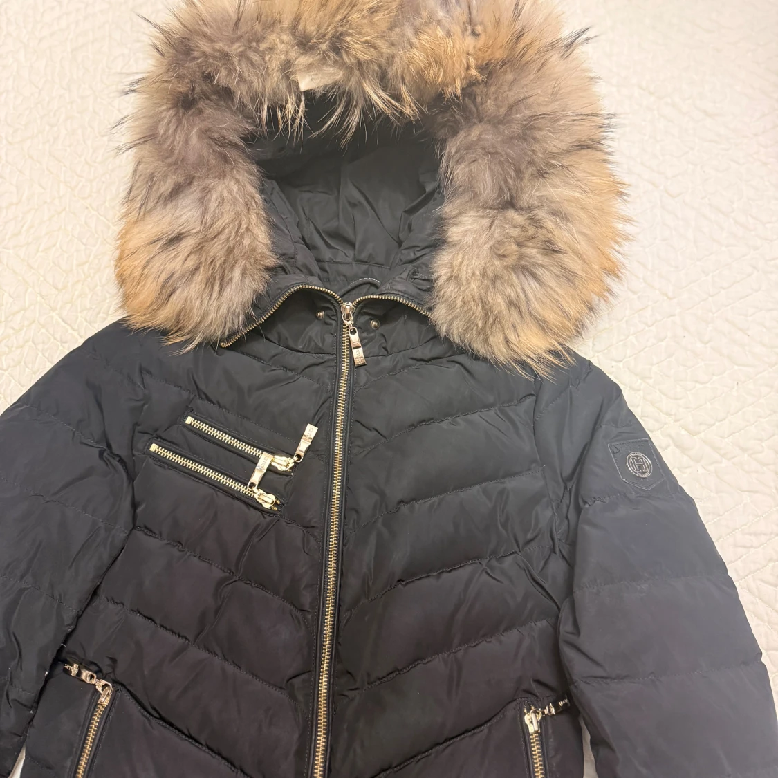 Svart pufferjacka med pälsluva - 3