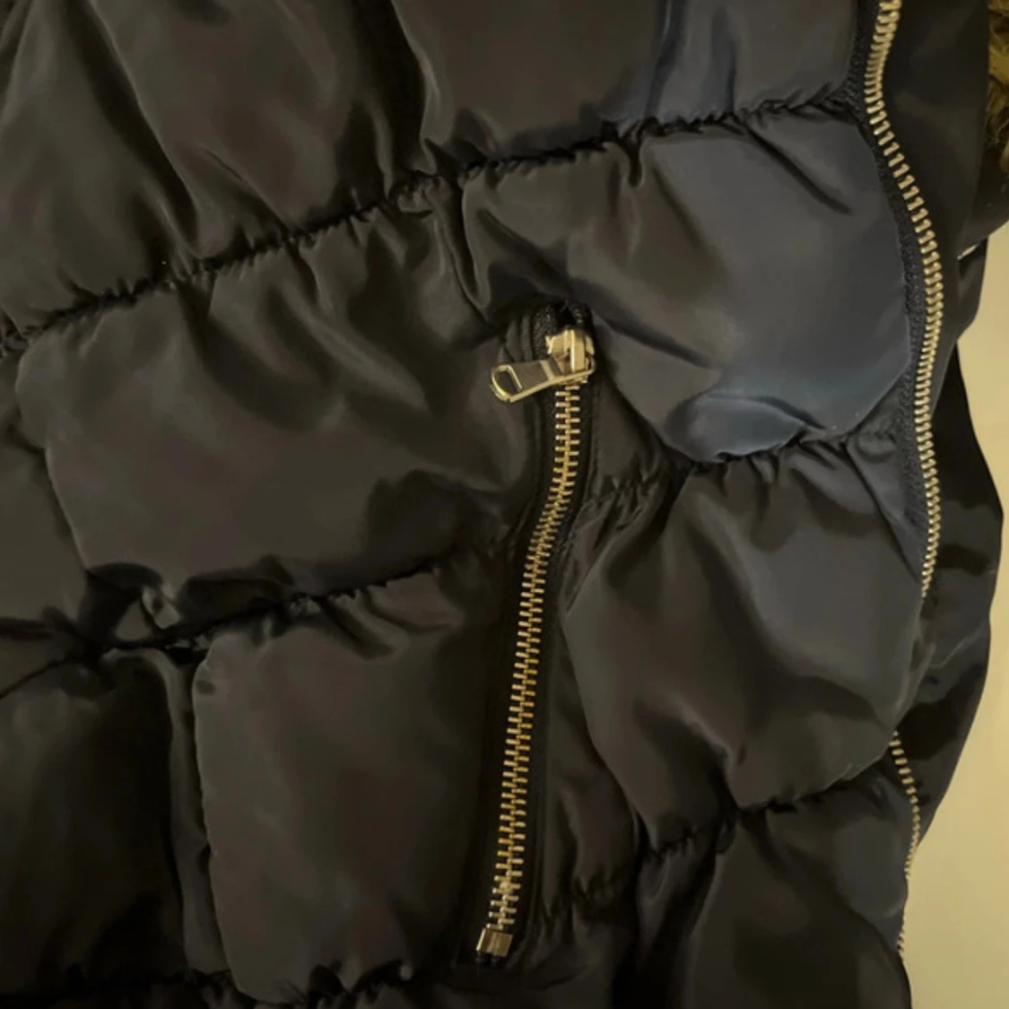 Mörkblå pufferjacka med fuskpäls - 3