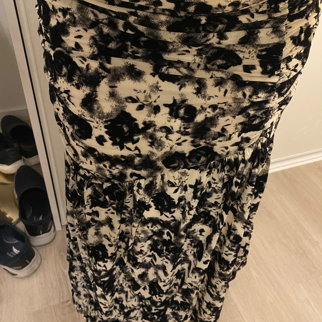 Långkjol med ros mönster i sammet  - 1