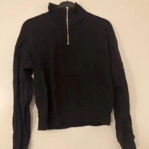 Svart half zip tröja  - Svart långärmad tröja från Lindex med hög krage och half zip-dragkedja framtill. I storlek 170