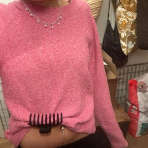 Rosa stickad tröja - En rosa stickad tröja i storlek L, sitter som M/s skulle jag säga 💗