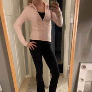 Rosa träningszip   - Assnygg rosa träningszip från H&M❤️i storlek XS och är använd ca 3 gnr prislappen är kvar❤️tror jag köpte den för ca 380 kr🥰är öppen för prisförslag!