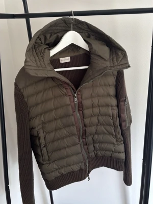 Moncler cardigan - Säljer min moncler cardigan då jag inte använder den längre. PERFEKT för hösten
