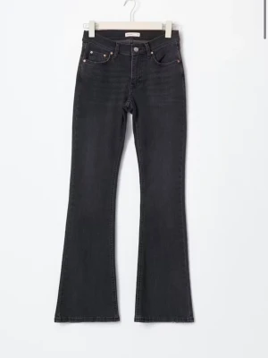 Svarta low bootcut jeans - svarta low boot cut jeans från gina tricot i storlek 32. 